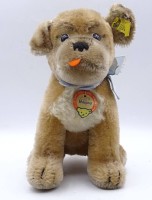 Los 12026 <br>"Steiff" Hund, Mopsy, Knopf und Fahne, H. 22,0cm