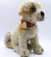 Auktion 341 / Los 12027 <br>"Steiff" Hund,Bernie, Knopf und Fahne, H. 22,0cm