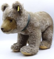 Auktion 341 / Los 12033 <br>"Steiff" Bär, Knopf und Fahne, H. 24cm, L. 34cm