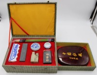 Los 15554 <br>Kalligraphie Set, China, in Kasten, Döschen bestossen, Kasten H-9cm B-28,5cm T-21cm.