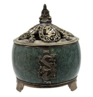 Auktion 341 / Los 15557 <br>Duftdose, China, gemarkt, Buddha als Deckelbekrönung, Jade mit Metallmonturen, H-9,5cm ca. D-8cm.