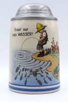 Auktion 345 / Los 9022 <br>Bierkrug mit Zinndeckel, Vorderseite mit Spruch "Trinkt nur kein Wasser!", H. 15,5cm