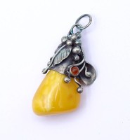 Los 1000 <br>Bernstein Anhänger mit Silbermontur, L. 4,4cm, 5,8g.