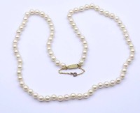 Auktion 342 / Los 1022 <br>Perlen Halskette mit Goldverschluss um 18K, L. 59,5cm, Perlen D. 6,0 - 6,1mm