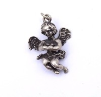 Auktion 342 / Los 1036 <br>Anhänger in Form eines Putto, Silber, L. 4,0cm, 12,2g.