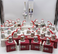 Auktion 342 / Los 8039 <br>33 Weihnachtsglocken sowie 1x Spitze, Hutschenreuther, 1979, 1981-2013, 1989 mit Altriss