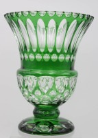 Auktion 342 / Los 10004 <br>gr. Vase auf Stand, grün überfangen, beschliffen, H-25,3cm ca. D-20cm.