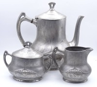 Auktion 342 / Los 15003 <br>Kaffeekern, Zinn, Kanne, Milch + Zucker, Kanne H. 23cm , Boden Datiert 1825 / 1826