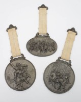Auktion 342 / Los 15023 <br>3x Zinn-Plakette am Band, Motive von  2x A.Dürer und 1x Rembrandt, ca. L-33cm D-14,5cm.