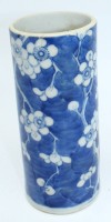 Auktion 342 / Los 15501 <br>zylindr. Vase mit Blaumalerei, Kirschblüten, China, 4 Zeichen Marke  H-15,5 cm