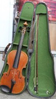 Auktion 342 / Los 16005 <br>alte Geige in Koffer mit Bogen, Gebrauchsspuren