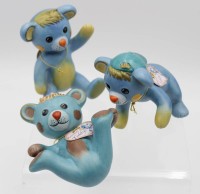 Auktion 342 / Los 9019 <br>3x div. Teddy-Figuren, Goebel, Rosinas Teddys, R. Wachtmeister, ca. H-9,7cm.