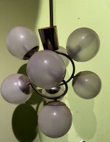 Auktion 342 / Los 16011 <br>Paar achtkugelige gr. Deckenlampen um 1930/40, wohl Bauhaus-Entwurf, Gestänge verchromt, Ladenbeleuchtung,  ungepflegter Dachbodenfund,  aber unbeschädigt, anbei orig. Karton mit 5 Ersatz-Lampenkugeln