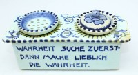 Auktion 342 / Los 9020 <br>Keramik Tintenfasshalter mit Spruch, Blaumalerei, mehrfach geklebt, H.8 cm, B-20 cm, T-14 cm