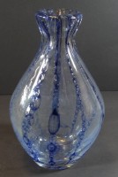 Kunstglasvase, blaue Einschmelzungen, ausgeschliffener Abriss, Handarbeit, H-23 cm