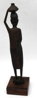 Auktion 342 / Los 15034 <br>afrikan. Holzschnitzerei "Frau mit Kopflast", H-41 cm