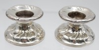 Auktion 342 / Los 11025 <br>Leuchterpaar, 835er Silber, WTB, je gefüllt, zus. 99,5gr., H-3,5cm.