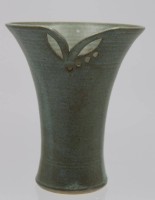 Auktion 342 / Los 9028 <br>Kunst-Keramik Vase, signiert, grüne Glasur, ca. H-14,2cm.