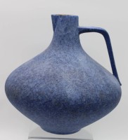 Auktion 342 / Los 9035 <br>gr. Henkelkrug, signiert "Capri", blaue Glasur, H-27cm.