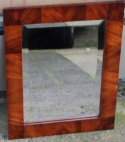 Auktion 342 / Los 14024 <br>kl. Wandspiegel, facettiertes Glas, Mahagoni-Rahmen, RG 31x40 cm