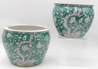 Auktion 342 / Los 15504 <br>Paar Übertöpfe, China, Kirschblütendekor, ca. H-17,8cm D-22cm u. H-19cm D-24,5cm.