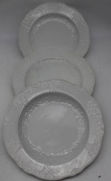 Auktion 369<br>3x Meissen Teller, weiss mit Reliefdekor, D-25 cm, Schwerter durchschliffen