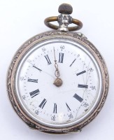 Auktion 332 / Los 2114 <br>Kleine Taschenuhr mit 800er-Silbergehäuse, Ø 3 cm, Werk steht, Zeiger fehlt, Alters- und Gebrauchsspuren