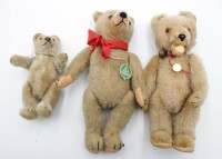 Auktion 342 / Los 12024 <br>3x div. Teddy-Bären, 2x Hermann und 1x wohl Steiff, ca. H-26cm.
