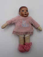 Auktion 342 / Los 12031 <br>kl. ältere Puppe, Tortulon-Kopf, Stoffkörper, Käthe-Kruse Kleidung, ca. H-24,5cm
