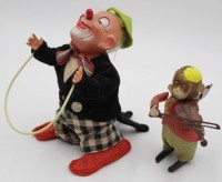 Auktion 342 / Los 12032 <br>2x div. mechan. Puppen, Clown (Werk steht) und alter Affe mit Geige (Werk läuft), ca. H-16cm u. H-11cm.