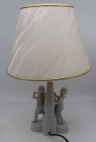 Auktion 342 / Los 16029 <br>frigürl. Porzellan-Tischlampe, Knaben mit Trauben, nur Germany gemarkt, H- 48 cm