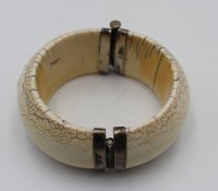 Auktion 369<br>breiter Armreif um 1940, Bein, ca. D-7cm B-3,2cm.