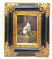 Auktion 342 / Los 4043 <br>Gemälde Öl auf Holz , Huhn mit Küken im Stall , vergoldeter Rahmen , Maße : inkl.Rahmen : 33  x 28 cm