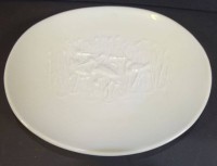 Auktion 369 / Los 8043 <br>kl. weisser "KPM" Berlin Teller mit Reliefdekor, St&ouml;rche, 13,5x11,5 cm