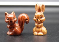 2x kl. Goebel-Figuren, Hase und Eichhörnchen, ca. H-5cm.