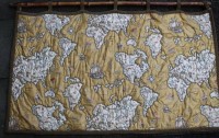 Auktion 342 / Los 13011 <br>Stoff-Wandbehang mit Weltkarte "Rosel-Erzeugnisse"  50/60-er Jahre, gut erhalten, mit Holz-Halter, 77x116 cm