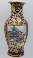 Auktion 342 / Los 15514 <br>hohe Vase, chinesisch gemarkt, Jagdszenen, ca. H-36cm.
