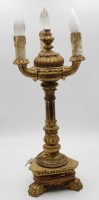 Auktion 342 / Los 16035 <br>3flammige Tischleuchte, Holz goldfarben gefasst, älter, H-53,5cm.