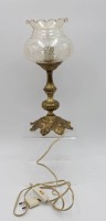 Auktion 342 / Los 16036 <br>Tischlampe, Glasschirm, Messingstand, neuzeitl., H-30,5cm.