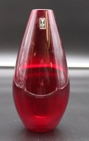 Kunstglas-Vase, rot, Etikette "SF", H-18cm.