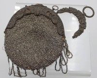 Auktion 345 / Los 13002 <br>kl. antike Tasche, Alters-u. Gebrauchspuren. wohl  19. Jhd., ca. 13,5 x 11,5cm.