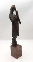 Auktion 344<br>hohe Bronze Jan HÁNNA (1927-1994), 1969, aus der Serie "Die neun Musen", signiert, auf Steinsockel, ca. H-52cm.
