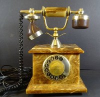 Auktion 342 / Los 16044 <br>Onyx Nostalgie-Telephon mit Wählscheibe, funktionstüchtig, H-27 cm, B-20 cm