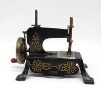 Auktion 342 / Los 16054 <br>kleine Kindernähmaschine aus dem Hause : J C Unis France , L. 20 cm , H . 15,5 cm