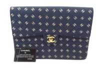 Auktion 342 / Los 13030 <br>Damenhandtasche von " Chanel " Dunkelblau mit Coco Chanel Logo und goldener Schließe , Original Karte anbei , Seriennummer : 1004439 , Maße: 29 x 21 x 5,5 cm , Guter Zustand