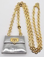 Auktion 342 / Los 13036 <br>Mini Handtäschchen von " Salvatore Ferragamo " in Silber Metallic und goldfarbener Montur , Lange Kette aus Metall Goldfarbend , Maße: 9 x 7 x 3,2 cm