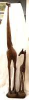 Auktion 345 / Los 15022 <br>Paar hohe Holz-Giraffen, neuzeitl., beide auf Platte befestigt, ca. H-148cm B-33,5cm T-18,5cm. Nur Speergutversand!