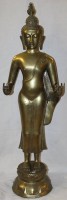 Auktion 342 / Los 15535 <br>Stehender Ayutthaya-Buddha, Thailand, 2. Hälfte 19.Jhd., wohl Messing, ca. H-92cm B-28cm, Stand etwas eingedellt