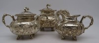 Auktion 342 / Los 15536 <br>Silber- Teekern mit Drachenrelief, China um 1920, schwere Qualität, "KSH" und chines. Marke, zus. 944 gr. kl. Kanne, H-11 cm