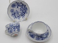 Los 8008 <br>2x Mokkatassen mit U.T., Hutschenreuther, Zwiebelmuster, ca. H-5cm